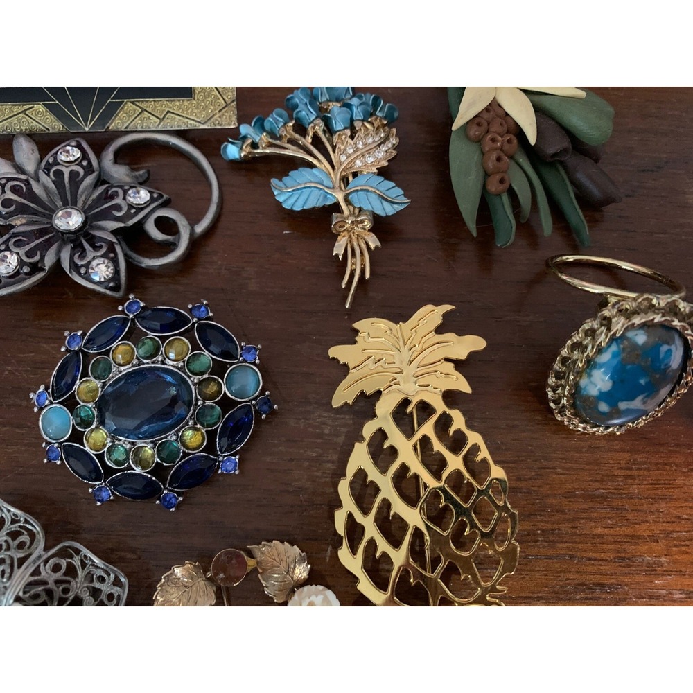 Lot Of 14 Brooches Plus Scarf Clip Monet Sara Coventry Etc Christmas Flowers - Picture 3 of 6